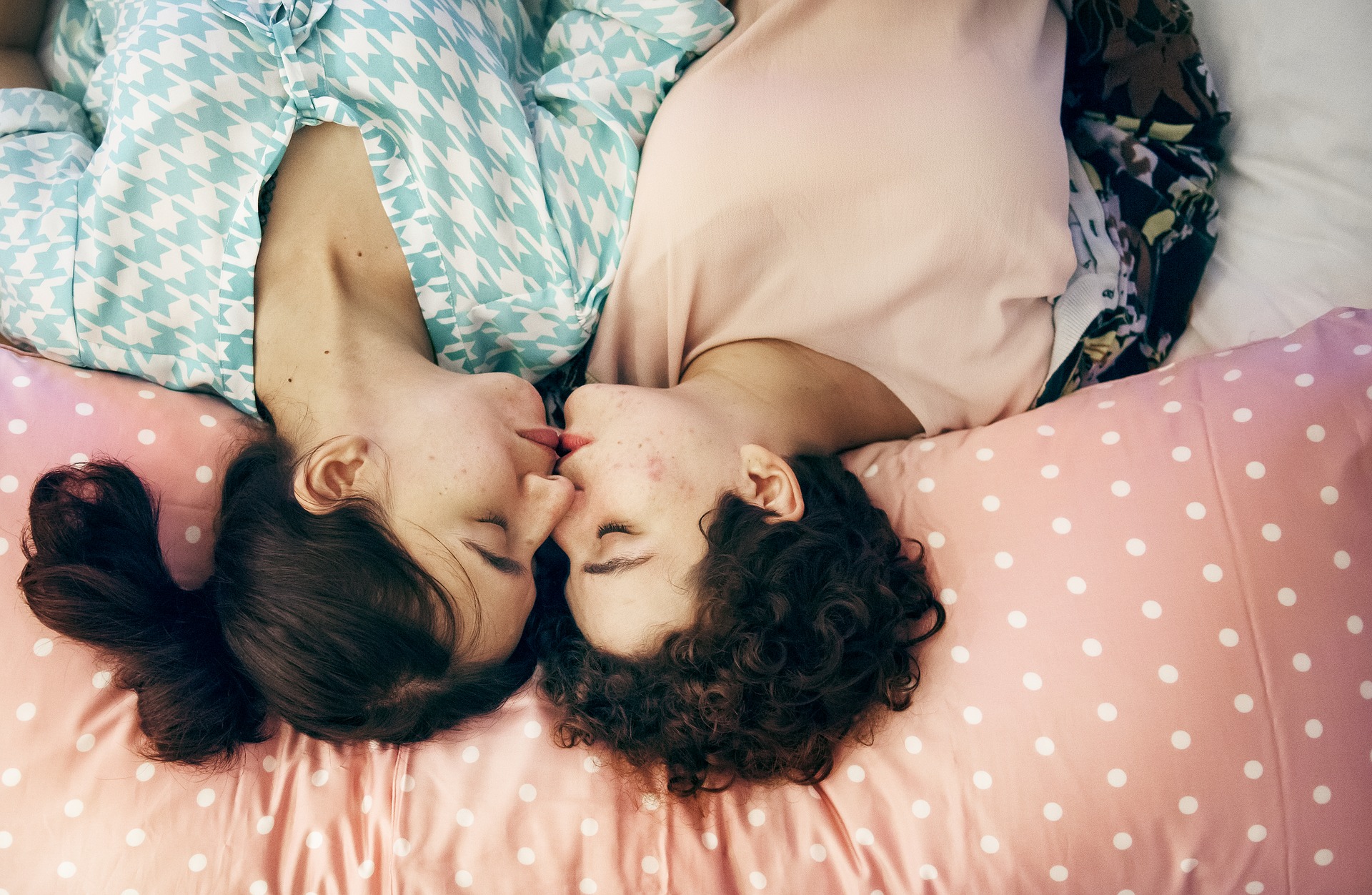 Французские лесбиянки грешат друг с дружкой на постели