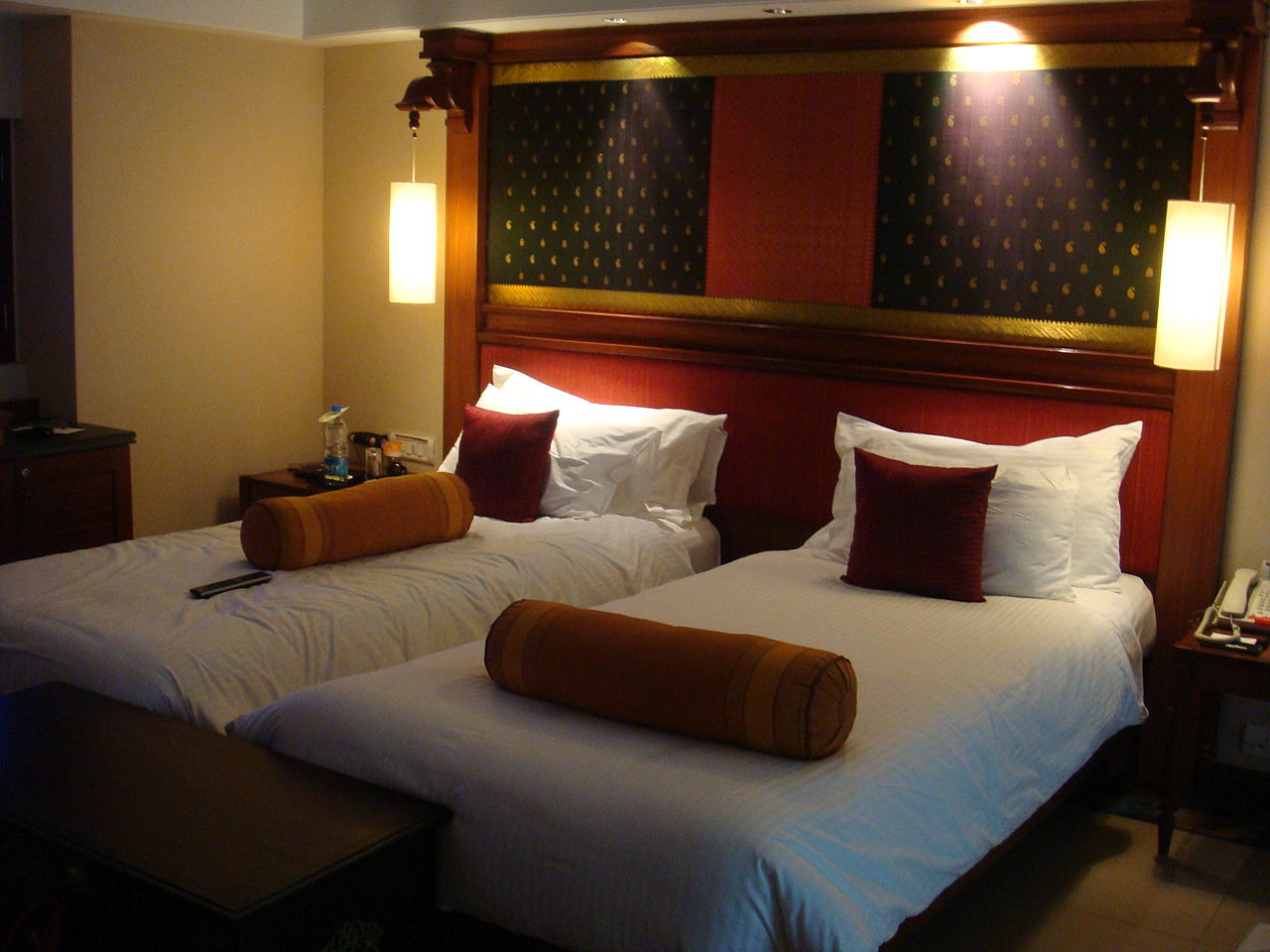 1280px-Hotel_room_beds_at_GRT_Temple_Bay_Resorts,_Mahabalipuram