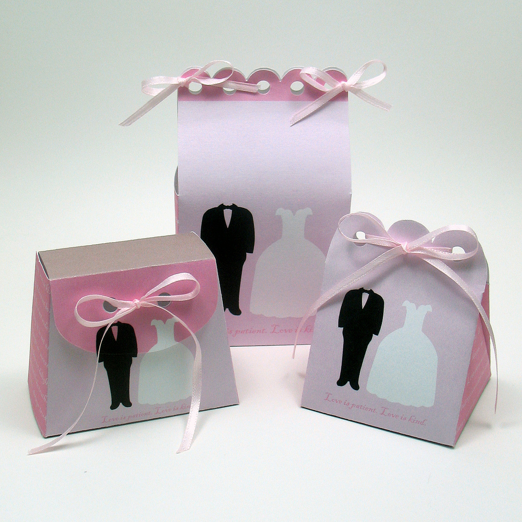 what do you put in gift bags for wedding guests